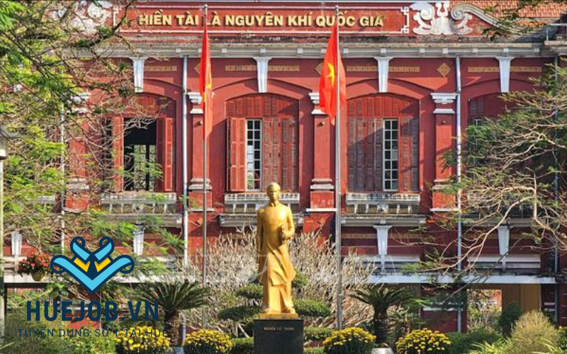 Trường THPT Quốc Học Huế nơi chủ tịch Hồ Ch&iacute; Minh theo học những năm thế kỷ 20